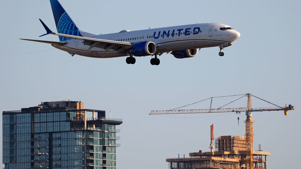 108132474 1744764175267 gettyimages 2208683302 20250408 sd airport 121